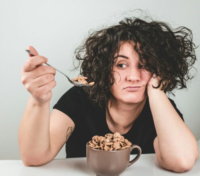 why am I still hungry after eating, hungry soon after eating, foods that keep you full, blood sugar and hunger, protein and satiety, thirst vs hunger, hunger hormones,