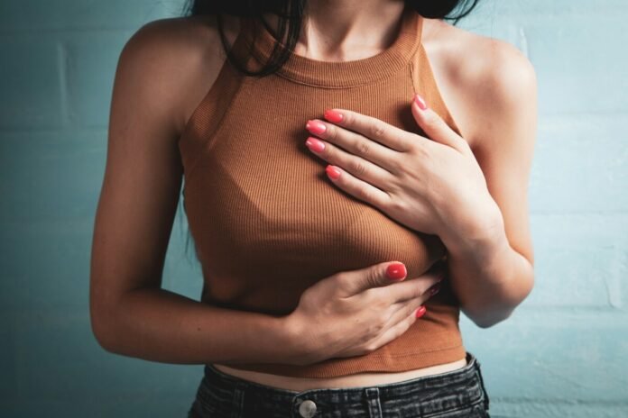 Pain Under the Right Rib After Meals: Causes and Warning Signs